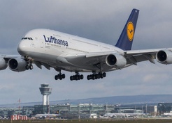 Lufthansa uçağı koku nedeniyle Manchester'a acil iniş yaptı, 371 kişi tahliye edildi