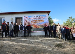 Iğdır Tuzluca'da kayısı çiçeği balının ilk hasadını Vali Taşolar yaptı
