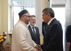 Bakan Tekin, Tiflis'te Gürcistan Müslümanları İdaresi'ni ziyaret etti, cuma kıldı