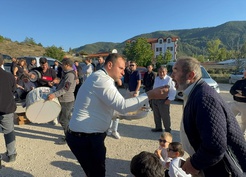 Taraklı'da damada düğün günü sürpriz! Ayaklarını tuzlu suyla yıkayıp toprak yolda yürüttüler