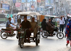 Pakistan, 9 milyondan fazla araç sahibinin yararlandığı benzin desteğini sürdürüyor