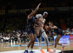 Fenerbahçe, Mersin'i 79-71 yenerek FIBA Kadınlar Süper Kupası'nı kazandı