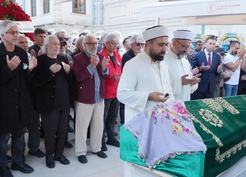 Necla Uygur, Teşvikiye Camii'ndeki cenaze namazı sonrası Feriköy'de toprağa verildi