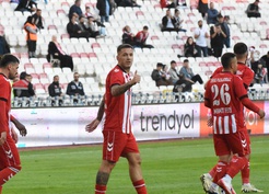 Sivasspor, Pendikspor'u 4-1 yenerek iç sahada ilk galibiyetini aldı