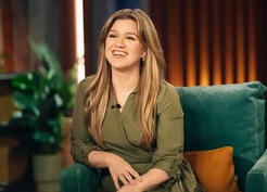 Kelly Clarkson mağazanın adını vererek anlattı: Param yetmezmiş gibi baktılar