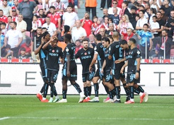 Trabzonspor, Samsunspor'u 10 kişiyle 3-0 yenip üst üste ikinci galibiyetini aldı