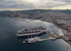 Kuşadası Limanı'na yanaşan 4 kruvaziyer ilçeye yaklaşık 6 bin turist getirdi