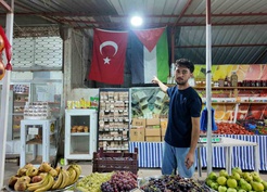 Hatay Hassa'da genç esnaf, 3 yıldır İsrail menşeli ürün satmıyor, dolaba mesaj astı