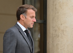 Macron, Çad Cumhurbaşkanı'nı Elysee'de ağırladı; savunma niyet beyanı imzalandı