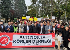 Görme engelliler Çorum'da beyaz baston farkındalığı için Saat Kulesi'ne yürüdüler