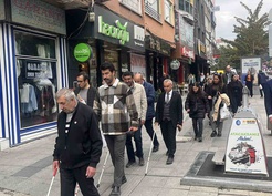 Çorum'da beyaz baston farkındalığı için Kadeş Meydanı'ndan Saat Kulesi'ne yürüdüler