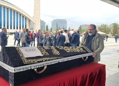 Usta sanatçı Alpay son yolculuğuna uğurlandı