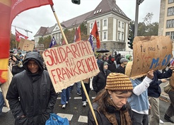 Berlin'de yaklaşık 300 öğrenci, Fransa'daki eğitim eylemlerine destek için yürüdü