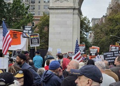 New York'ta yüzlerce kişi Trump karşıtı 'Krallara Hayır' eyleminde erken oy istedi