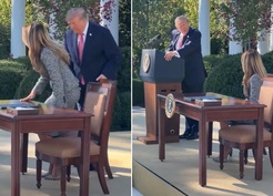 Trump'tan Melania'ya herkesin önünde romantik jest: Övgüler yağdırdı