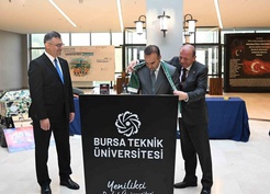 BTSO Başkanı Özer Matlı, Bakan Kacır'a Bursaspor atkısı hediye etti