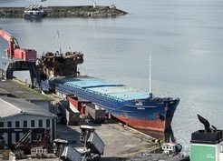 Hasarlı Fortis gemisi Giresun Limanı'na yanaştırıldı, yanık kokusu endişe yarattı