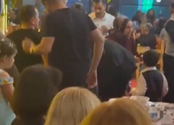Hakkı Bulut, Beylikdüzü'nde sahnede rahatsızlanarak özel hastaneye kaldırıldı
