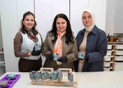 Vali eşi Elif Makas, Düzce'de bitkisel kozmetik üreten kadın girişimciyi ziyaret etti