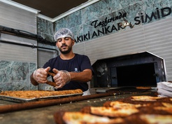 Yaklaşık 100 çeşidi bulunan simit, öğrenci talepleriyle kafe konseptinde çeşitleniyor