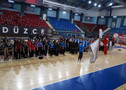 Düzce'de okul sporları sezonu Bahçeşehir Spor Salonu'nda düzenlenen törenle başladı
