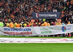 Süper Lig'in 9. haftasında kulüpler COP31 için Antalya'da pankartla sahaya çıktı