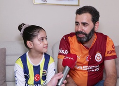 Fenerbahçe formalı 9 yaşındaki taraftar, Galatasaraylı babasıyla derbiyi izledi