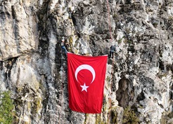 Çorum'da dağcılar 29 Ekim için kayalıktan 60 metre inip dev Türk bayrağını açtı