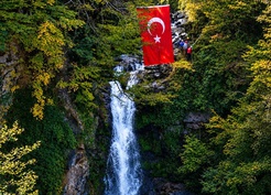 GİDOSK, Akkaya Şelalesi'nde bayrak açıp iple inişle Cumhuriyet'in 103. yılını kutladı