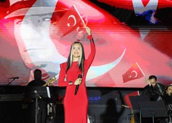 Hande Ünsal, Amasya'da 29 Ekim Cumhuriyet Bayramı konserinde İzmir Marşı'nı söyledi