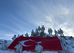 NATO Müttefik Kara Komutanlığı, Türk komandoların fotoğrafıyla 29 Ekim'i kutladı