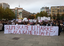 Priştine'de kadın cinayetleri protestosunda adalet ve hükümet binalarına boya atıldı