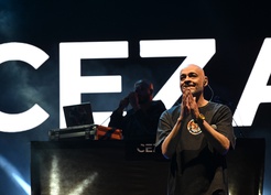 Ceza Osmaniye Kadirli'de 29 Ekim konserinde sahne aldı, Karatepe kilimi hediye edildi
