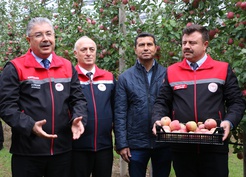 Eskişehir Mahmudiye'de 570 dekarda meyve üreten işletmeyi Vali Yılmaz inceledi