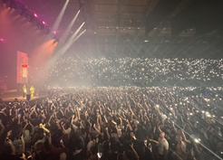 Ed Sheeran'ın turnesinden çıkarılan Macklemore, Londra'da 10 bin kişiyle Filistin için sahneye çıktı