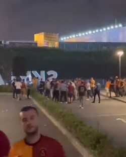 Galatasaray ve Trazbzonspor'lu taraftarlar, maç başlamadan önce birbirlerine girdiler