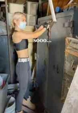 Açık arttırmadan satın aldığı kasanın içinden çıkan şeyler yüzünden polisi aramak zorunda kaldı