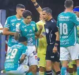 Böyle rezillik görülmedi! Hakem, itiraza gelen futbolcunun iki bacağının arasına vurdu