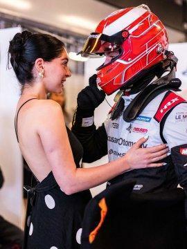 Ünlü isimlerden Sevgililer Günü paylaşımları: Çiçekler ve mesajlar eksik olmadı