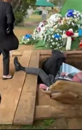 Cenaze töreninde facia: Tabutu taşıyan kişiler mezara düştü