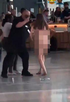 Çıplak kadın, havalimanında etraftakilere kalemle saldırdı