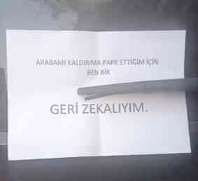 İstanbul'da kaldırıma park edilen araca ders gibi bir not astılar