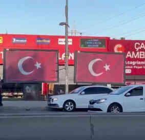 Esenyurt'ta Ahmet Özer'in fotoğrafları bilboardlardan kaldırılıp yerine Türk Bayrakları asıldı