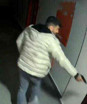 Başakşehir'de zili çalan saldırgan, kapıyı açan kişiye kurşun yağdırdı