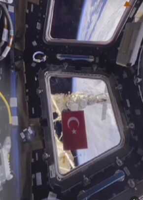 Rus Kozmonot Uzay Mekiğinde Türk Bayrağı Astı