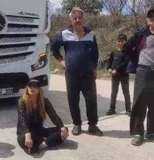 Elazığ'ın tek kadın muhtarı belediyeye isyan etti: Asfalt dökülünceye kadar buradan kalkmayacağım