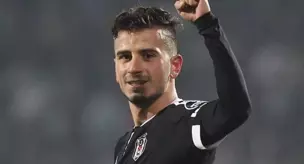 اللاعب السابق في بشيكتاش، أوجوزهان أوزياكوب، أبدى رد فعل فور انتهاء المباراة من خلال التعلق بالهاتف.