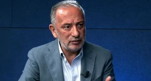 Özellikle bir kesime öfke kustu: Cezaevinden çıkınca içlerinden geçeceğim. 

Русский перевод: Особенно на одну группу он вылил свой гнев: Когда я выйду из тюрьмы, я пройду сквозь них.