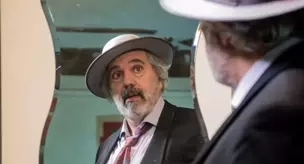 В Португалии кандидат в президенты делает необычные обещания: всем будут выданы Ferrari, а из кранов будет течь вино.