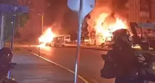 Он поджег машины своей подруги и матери; момент происшествия запечатлен на камеру.